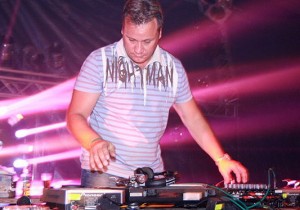 DJ mit Musikanlage