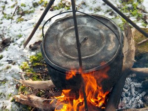 Suppe kochen im Winterwald